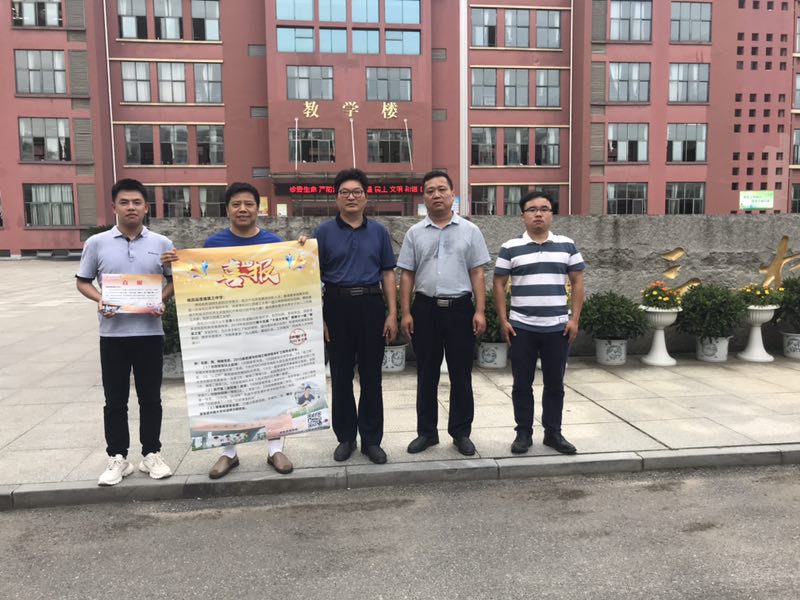 文法行政152林世和的母校莲塘三中和万安中学,向他们送去喜报,对我校